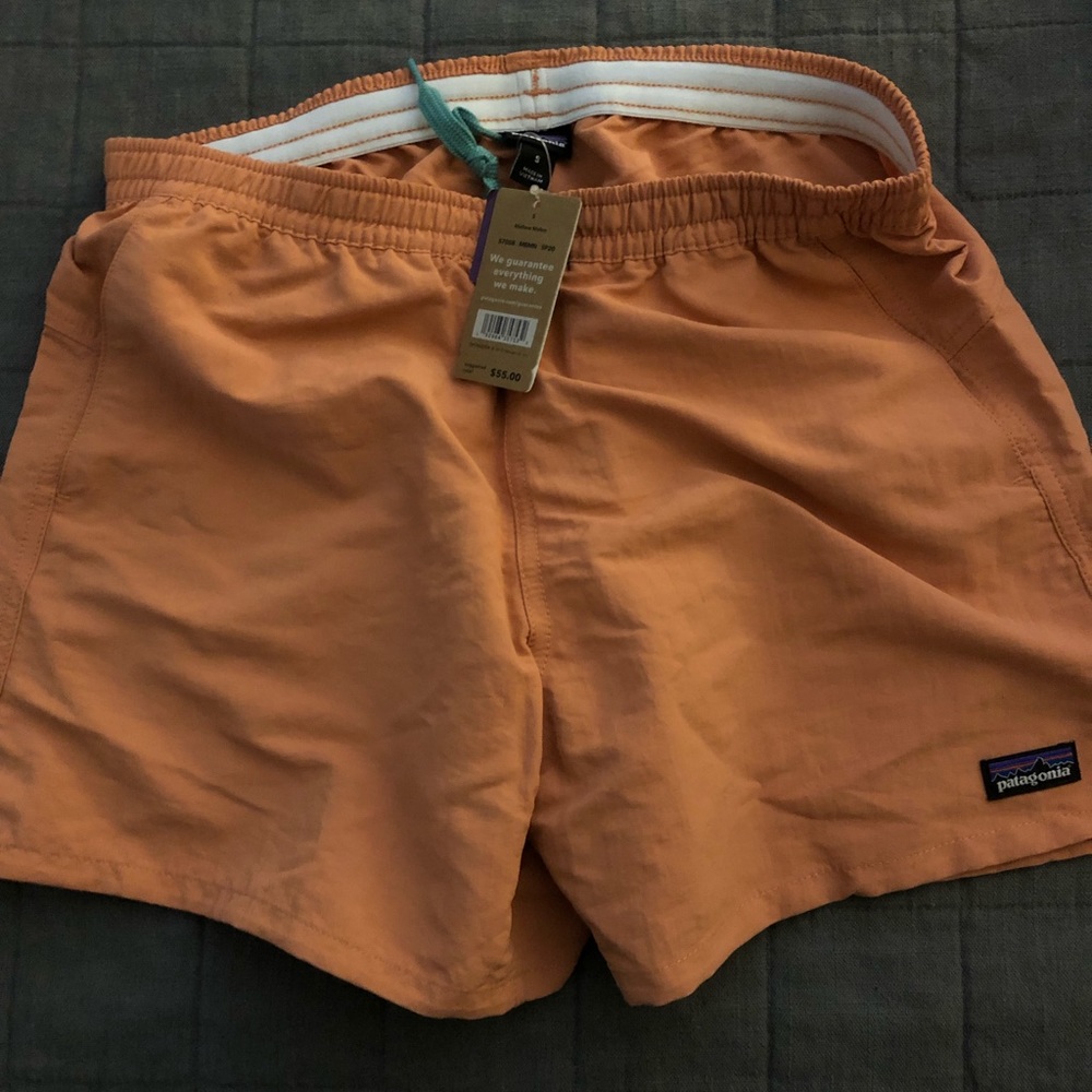 NWT Women’s Patagonia Baggie 5” Size Small Salmon color